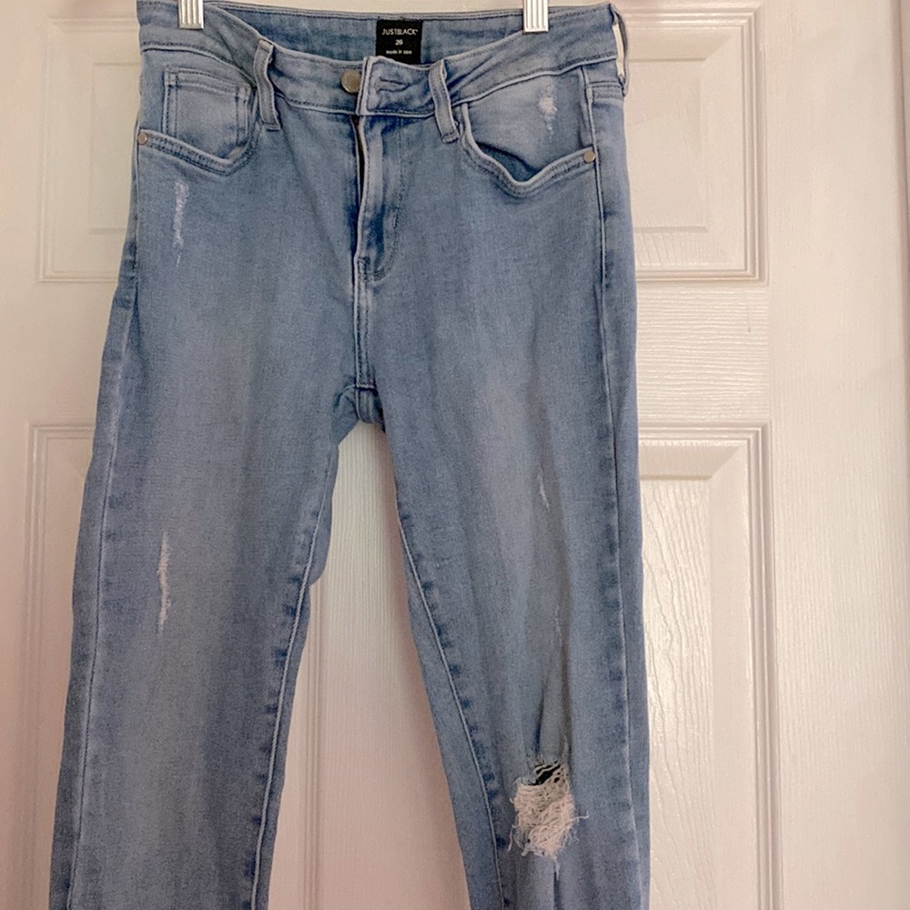 Light wash never worn blue jeans! Size 26!